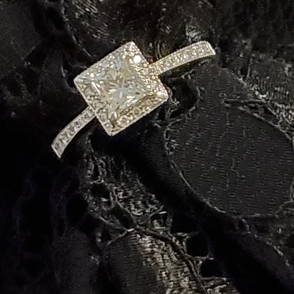 New & unworn 18K White Gold - Diamond Engagement Ring - Picture 2 of 16